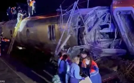 وفاة 21 شخصًا وإصابة 100 آخرين في كارثة تصادم قطارين في إسبانيا