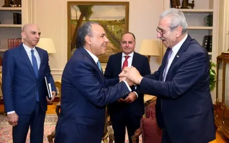 وزير الخارجية يلتقي برئيس اللجنة الوطنية لإدارة غزة ويعزز الدعم المصري الكامل