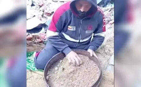 شاب فلسطيني يستعيد عظام زوجته وأطفاله من تحت الركام باستخدام الغربال بين الألم والدمار