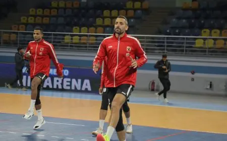 حسام يوسف يهدي جماهير الأهلي كأس السوبر بكل فخر