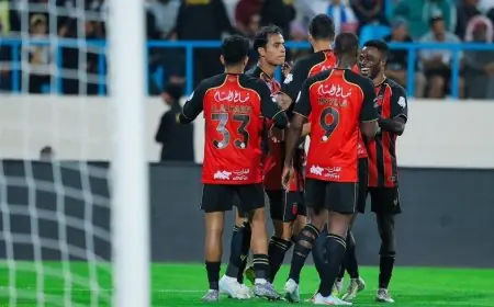 الرياض ينتزع تعادلاً مثيراً بهدف عالمي في الثواني الأخيرة ضد الأخدود