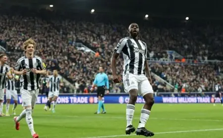 نيوكاسل يهزم آيندهوفن ويزيد حدة الصراع على المركز الثامن مع تشيلسي