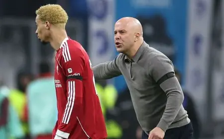 ستيفن جيرارد يوجه انتقاد حاد لآرني سلوت: كف عن لوم التكتل الدفاعي المنخفض