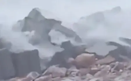 أمواج البحر ترتفع إلى 5 أمتار وتثير قلق المواطنين في الجزائر