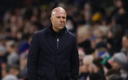 آرني سلوت يقلق من استبعاد محمد صلاح ويؤكد أن قراراته لدعم ليفربول