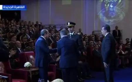 هدية تذكارية من وزير الداخلية للرئيس السيسى في احتفالية عيد الشرطة