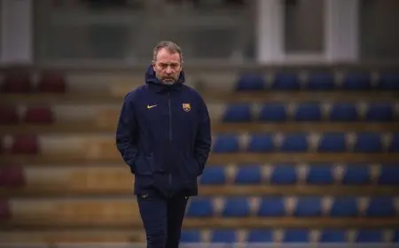 هانزي فليك يدعم جوان لابورتا في وجه الانتقادات بخصوص توقيت انتخابات رئاسة برشلونة