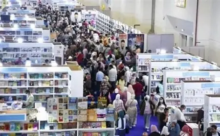 إقبال قياسي يجذب مليون زائر في يومين إلى معرض القاهرة الدولي للكتاب