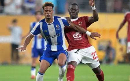 لاعب الأهلي المصري يذرف الدموع بعد فشل انتقاله لفالنسيا