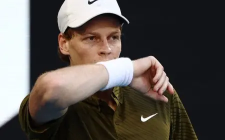 يانيك سينر يواجه تحديًا بإزالة جهاز WHOOP خلال بطولة أستراليا المفتوحة للتنس