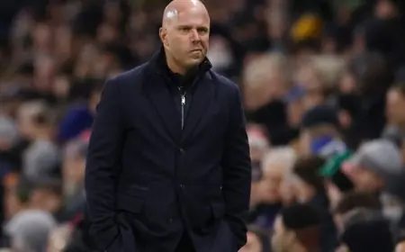 نيفيل يهاجم سلوت مدرب ليفربول مؤكدا استحالة إعادة كتابة التاريخ