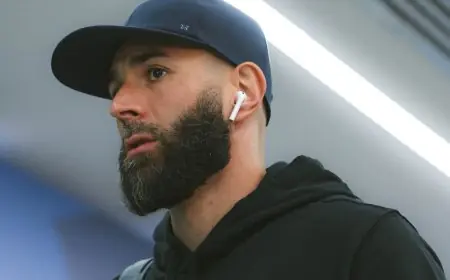 تقارير فرنسية: استياء بنزيما من عرض الاتحاد للتجديد ورفضه اللعب