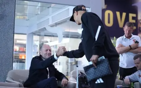 تجمع نجوم الأهلي في مطار القاهرة استعدادًا للرحلة إلى تنزانيا