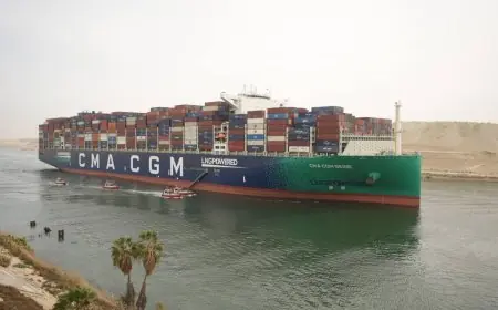 عبور سفينة الحاويات العملاقة CMA CGM SEINE في قافلة الشمال عبر قناة السويس