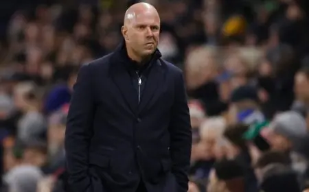 سلوت يواجه جيرارد وأنصار ليفربول: توقفوا عن تحريف تصريحاتي