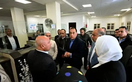 رئيس الوزراء يقوم بجولة تفقدية في المركز التكنولوجي بقرية تونا الجبل لمتابعة الخدمات المقدمة للمواطنين