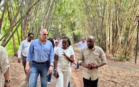 وزير الري ومشاركة وزيرة البيئة الرواندية في جولة تفقدية لمحمية نيانديونغو في قلب كيجالي