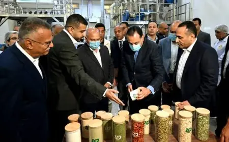 رئيس الوزراء يجري جولة تفقدية في مصنع الشركة المتحدة لتجفيف الحاصلات الزراعية