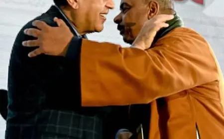 رئيس الوزراء يوزع عقود وحدات سكنية بديل الإيواء على المستفيدين