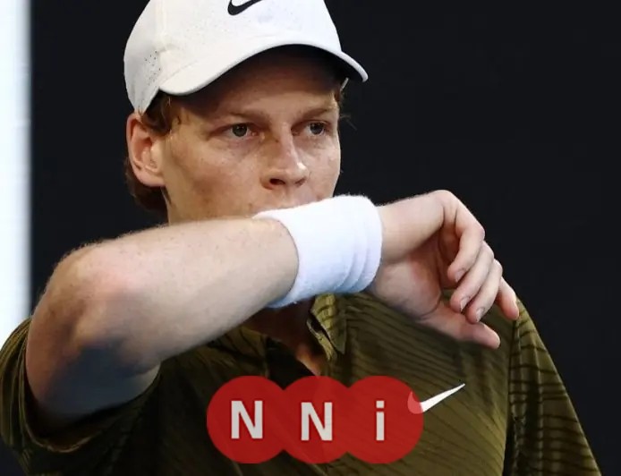 يانيك سينر يواجه تحديًا بإزالة جهاز WHOOP خلال بطولة أستراليا المفتوحة للتنس