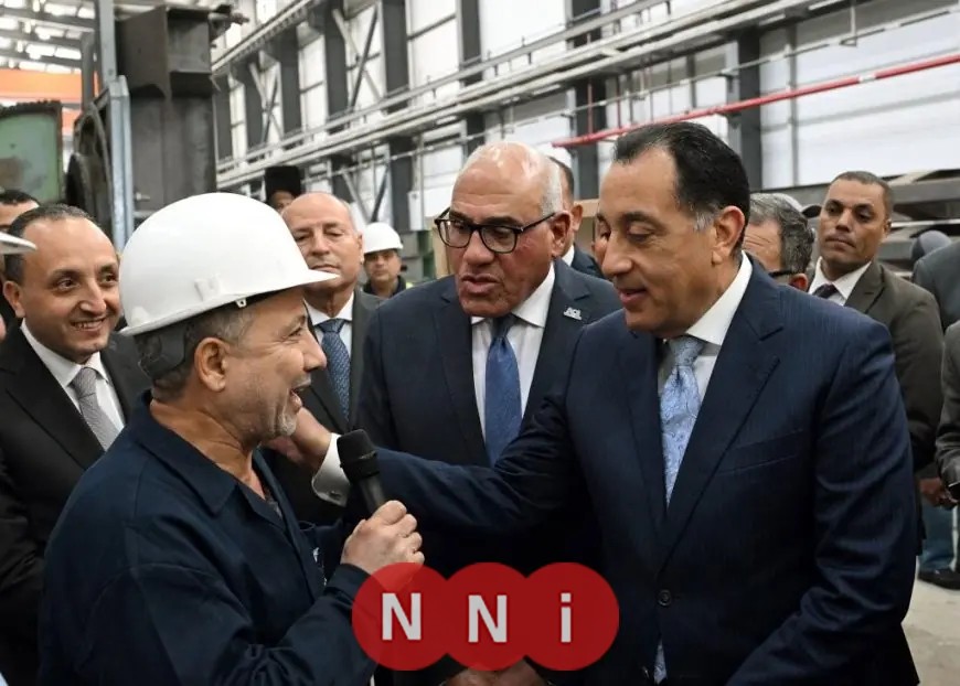 رئيس الوزراء يتفاعل مع عمال المصنع لمناقشة خطط التطوير المستقبلية