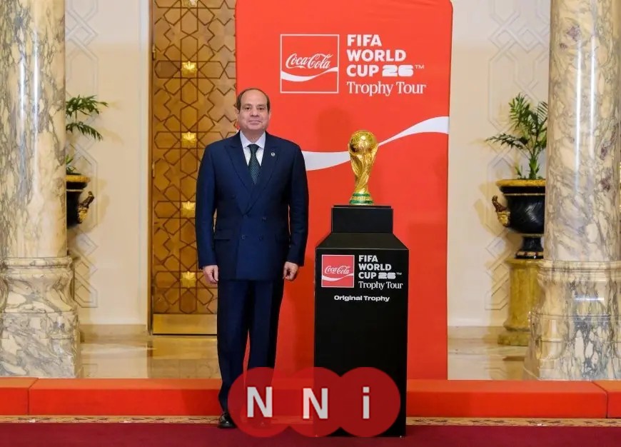 الرئيس السيسي يرحب بوفد فيفا ويلتقط صورًا مميزة مع كأس العالم