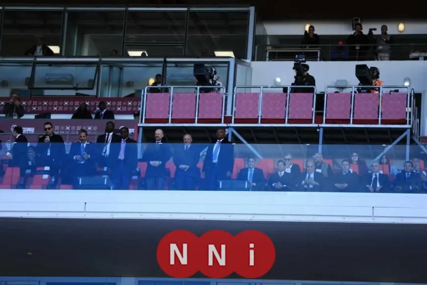 صبحي وأبو ريدة يشجعان منتخب مصر بحماس في ملعب أدرار ضد بنين