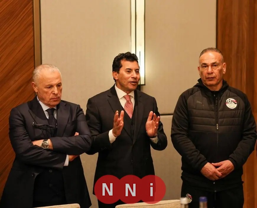وزير الرياضة وأبو ريدة يهنئون منتخب مصر بالتأهل لدور الثمانية بعد فوزه على بنين خلال لقائهم باللاعبين