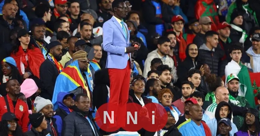 مهاجم الجزائر يسخر من مشجع الكونغو الديمقراطية الواقف بعد سقوط التمثال الحي