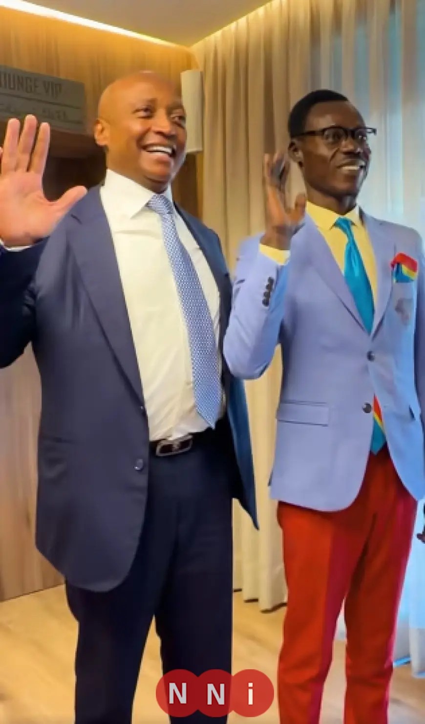 رئيس الكاف يلتقي بمشجع الكونغو الديمقراطية صاحب الاحتفال الأسطوري