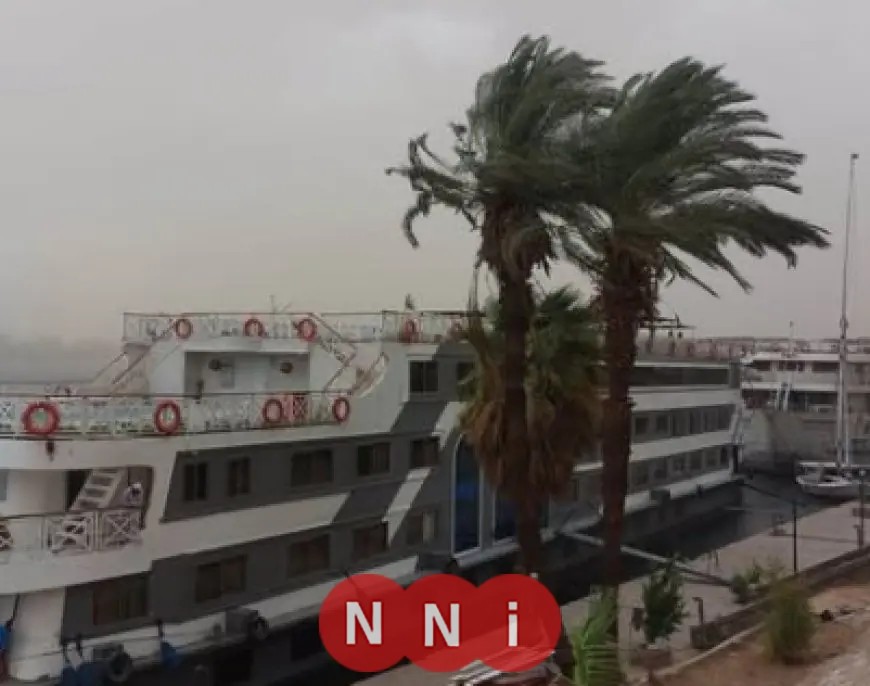 عاصفة ترابية قوية تضرب أسوان وتحذيرات عاجلة للسائقين والمراكب النهرية بسبب انخفاض الرؤية