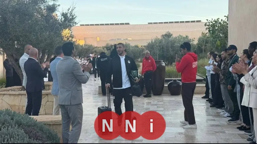 موظفو فندق أغادير يحتفون بمنتخب مصر بممر شرفي قبل رحلتهم إلى طنجة بالصور