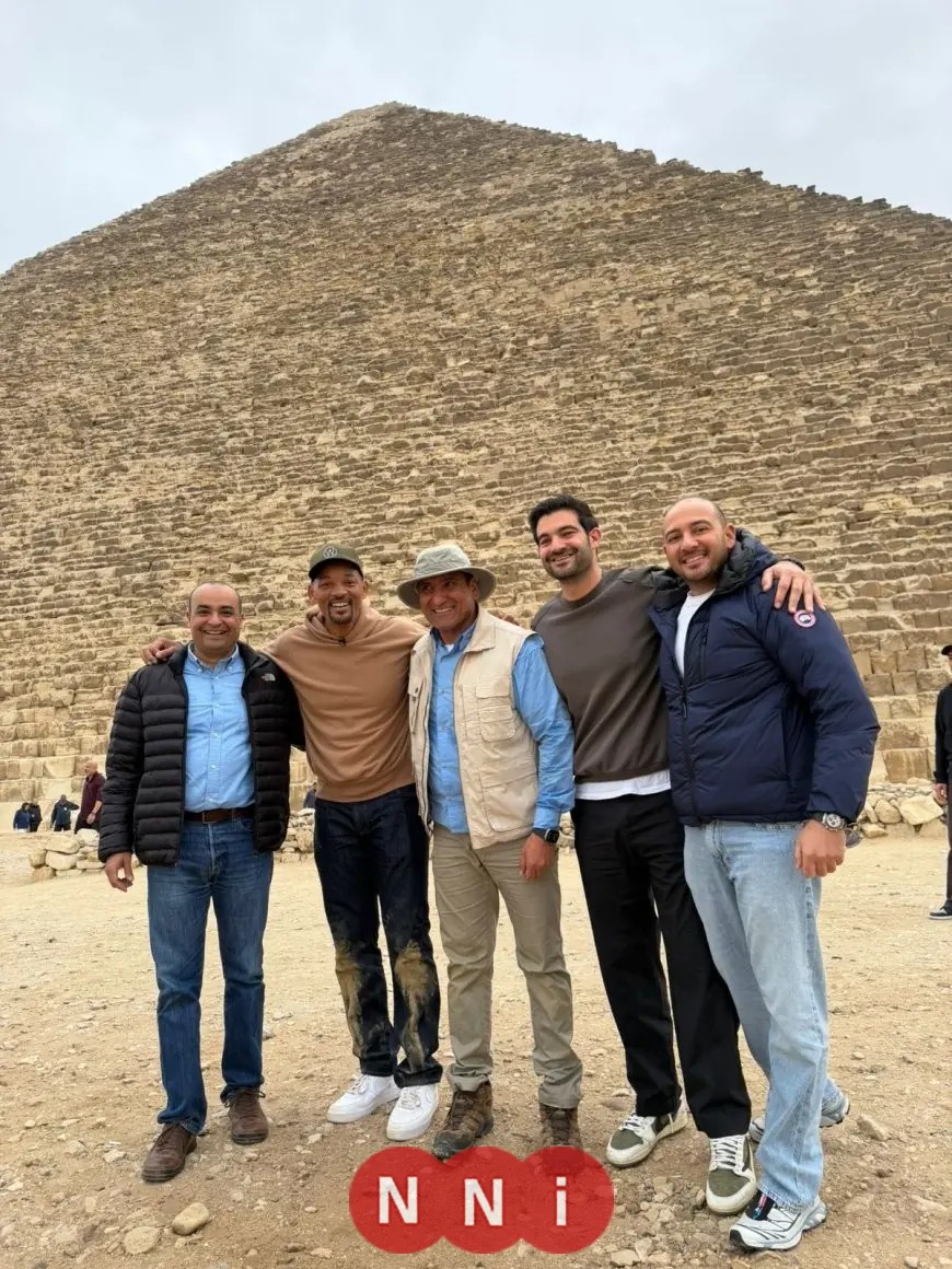 خلال زيارته لمصر النجم العالمي ويل سميث يستمتع بجولة في الأهرامات