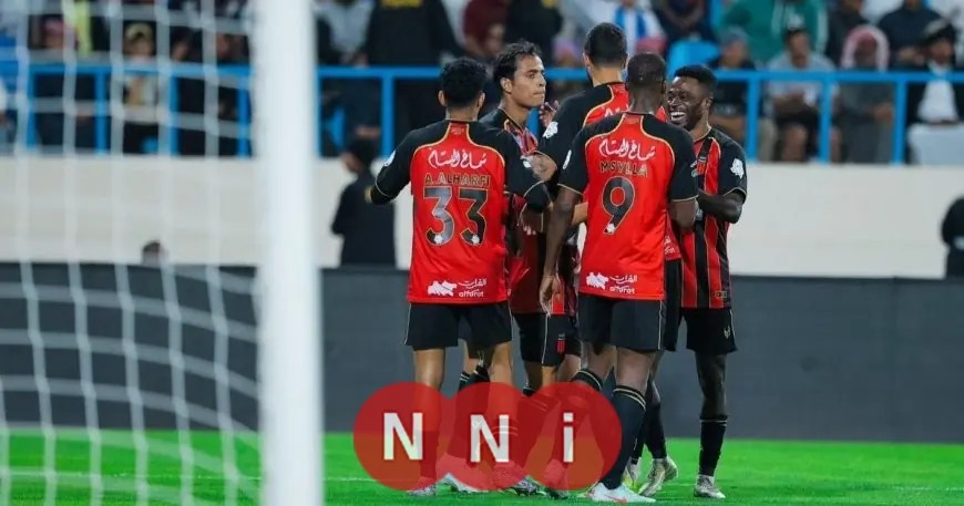 الرياض ينتزع تعادلاً مثيراً بهدف عالمي في الثواني الأخيرة ضد الأخدود