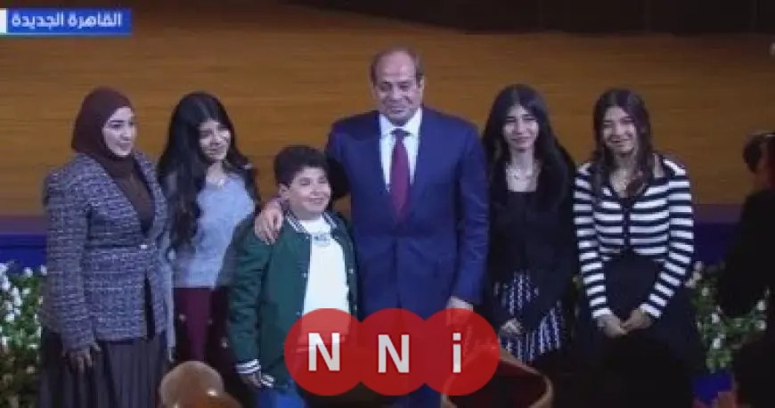 لحظة تاريخية تجمع الرئيس السيسي بأسرة الشهيد رامي هلال في صورة مؤثرة
