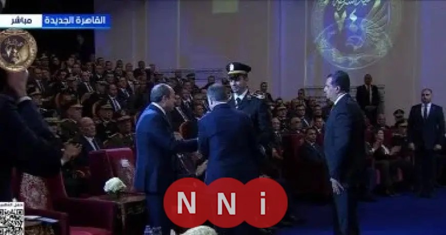 هدية تذكارية من وزير الداخلية للرئيس السيسى في احتفالية عيد الشرطة