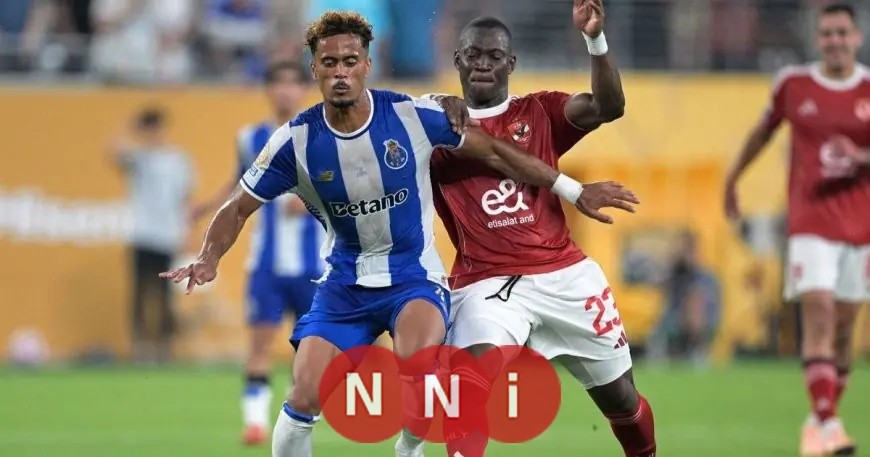 لاعب الأهلي المصري يذرف الدموع بعد فشل انتقاله لفالنسيا