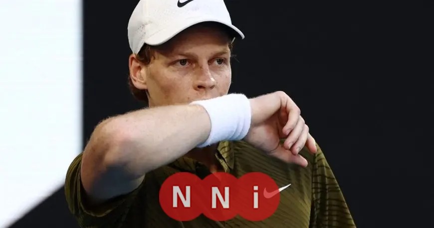يانيك سينر يواجه تحديًا بإزالة جهاز WHOOP خلال بطولة أستراليا المفتوحة للتنس