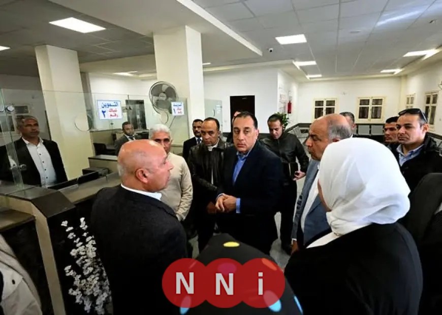 رئيس الوزراء يقوم بجولة تفقدية في المركز التكنولوجي بقرية تونا الجبل لمتابعة الخدمات المقدمة للمواطنين