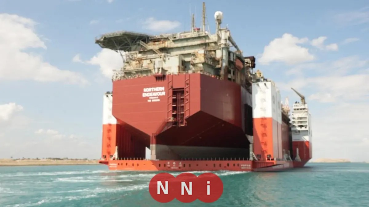 سفينة الغطس العملاقة هوا روي لونغ تعبر قناة السويس ضمن قافلة الجنوب