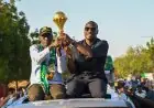أسد في كيدوغو بالسنغال يحمل كأس أمم أفريقيا