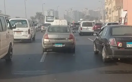 حركة المرور المتحركة وسط تعزيز أمني لسهولة مرور السيارات