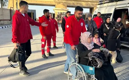 الهلال الأحمر المصري يقدم دعمًا للمرضى والجرحى الفلسطينيين ويوزع حقيبة العودة للغادرين