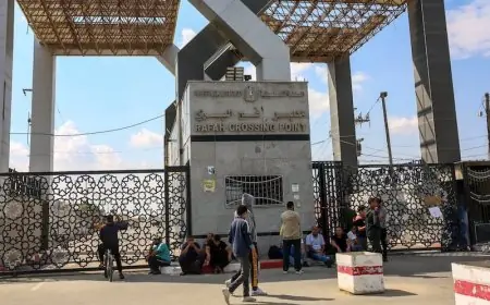 أول مصاب فلسطيني يصل إلى مصر عبر معبر رفح لبدء رحلة الفحص والعلاج