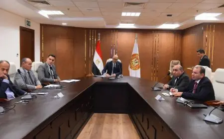 وزير العمل يناقش مع ممثلي شركات الملابس الجاهزة تحسين استقرار بيئة العمل