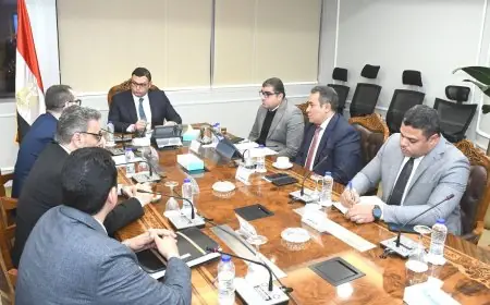 وزير الإسكان يراجع تقدم ملفات الهيئة العامة للتنمية السياحية في اجتماع هام