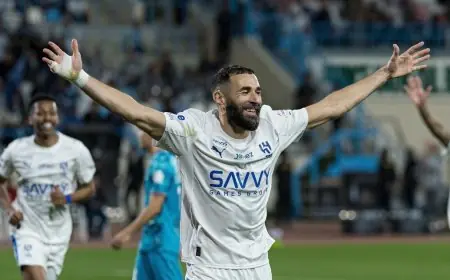 كريم بنزيما يهيمن على مواجهة الهلال والأخدود بهاتريك أسطوري