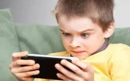 تحذيرات هامة: إهمال أسرى يترك الأطفال في خطر أمام شاشات الهواتف بلا رقابة