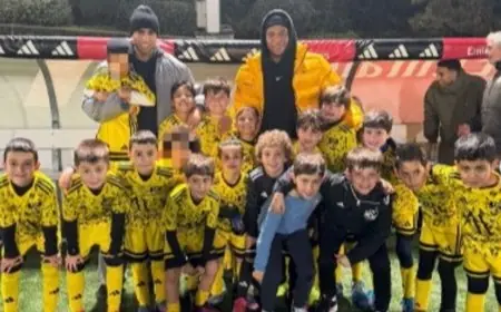 أشرف حكيمي وكيليان مبابي يفاجئان بزيارة لنادي النجم المغربي في مدريد