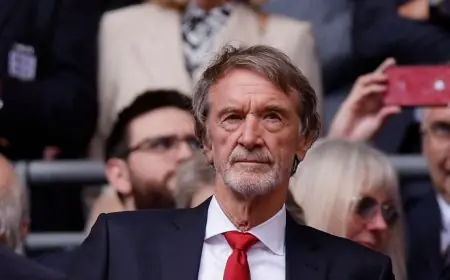 راتكليف مالك مانشستر يونايتد يواجه أزمة بسبب تصريحات مثيرة للجدل حول استعمار المهاجرين